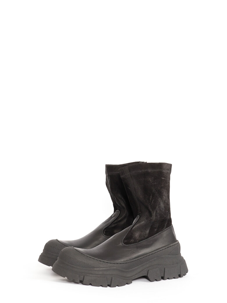 Lofina - Chunky bootie with suede stretch