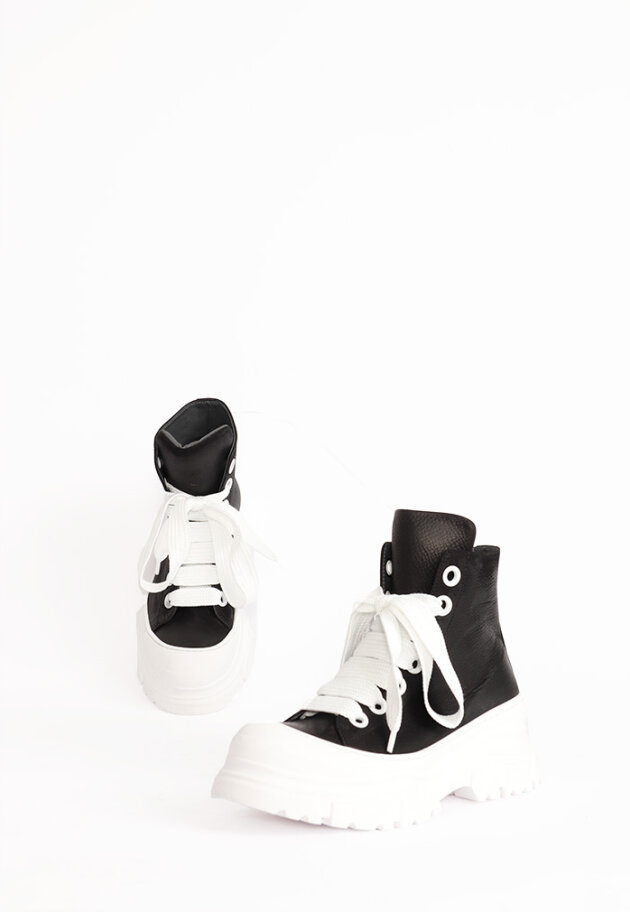 Lofina - Bootie with a chunky white sole and laces