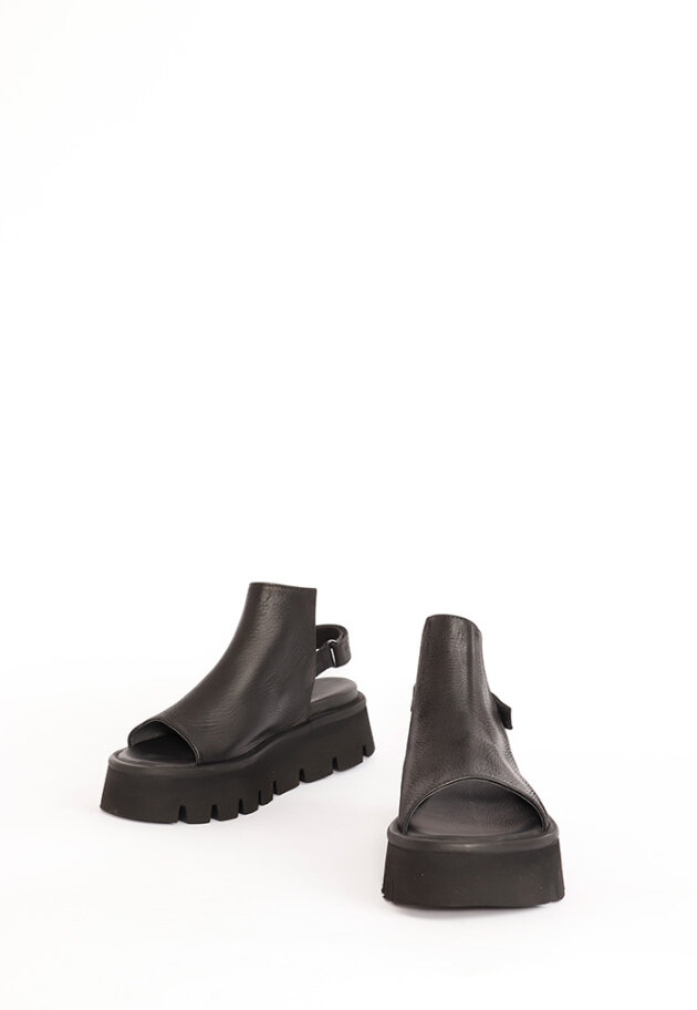 Lofina - Sandal med åben tå og velcrolukning