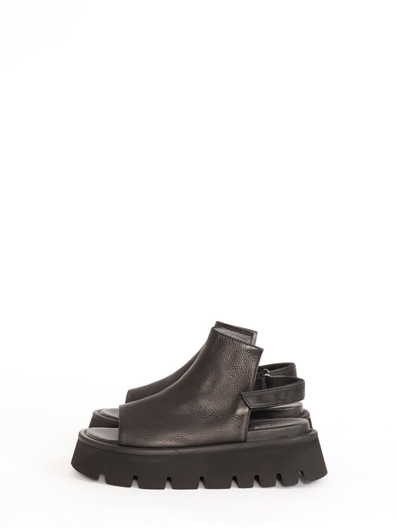 Lofina - Sandal med åben tå og velcrolukning