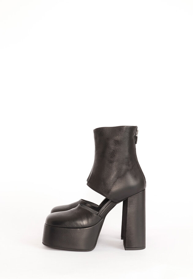 Sort Aarhus - Chunky sandal with zipper and high heel