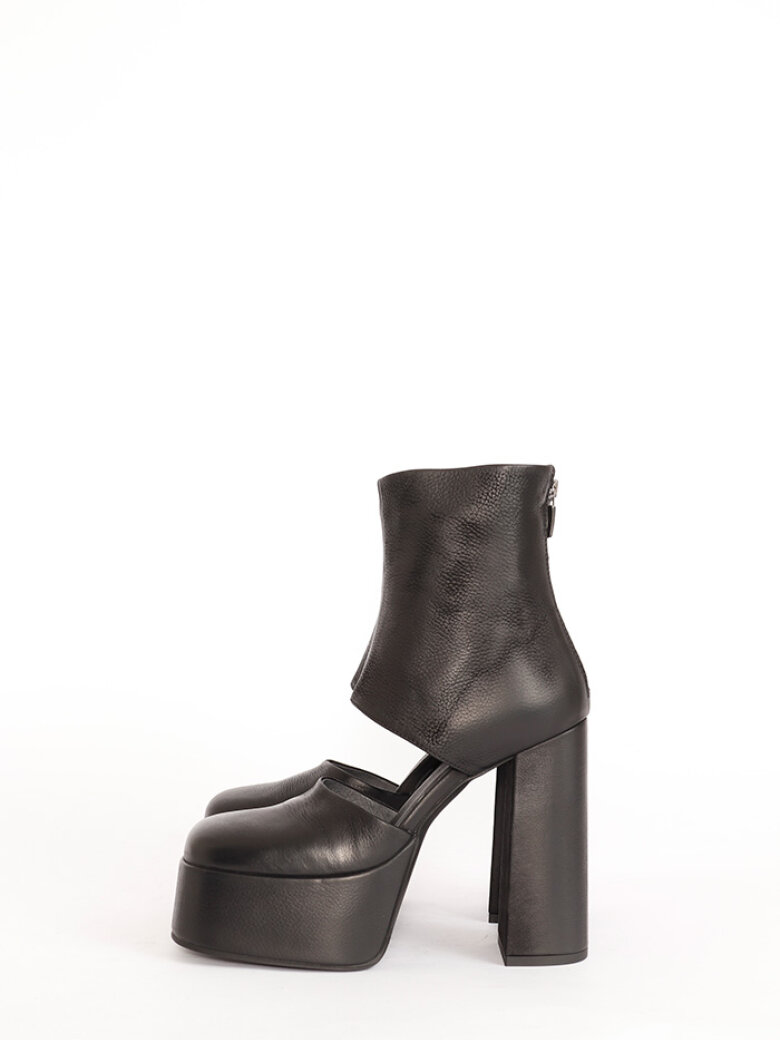 Sort Aarhus - Chunky sandal with zipper and high heel