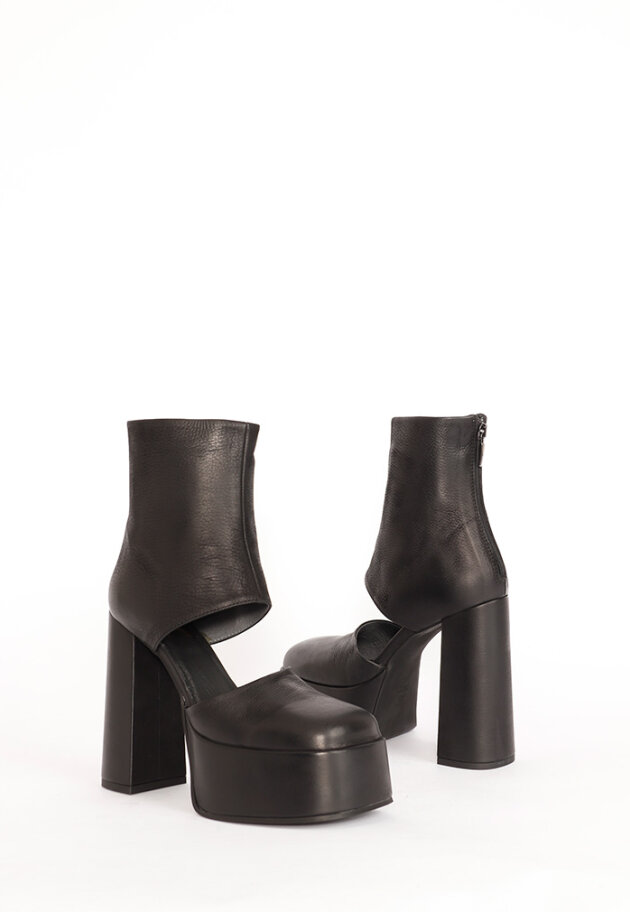 Sort Aarhus - Chunky sandal with zipper and high heel