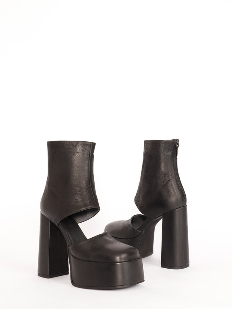 Sort Aarhus - Chunky sandal with zipper and high heel