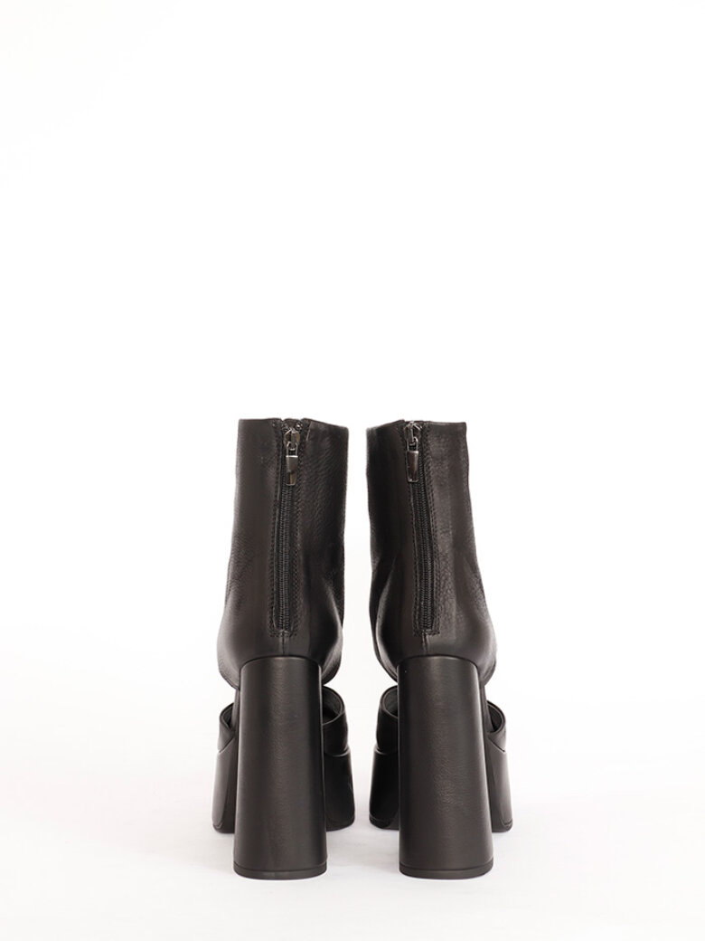 Sort Aarhus - Chunky sandal with zipper and high heel