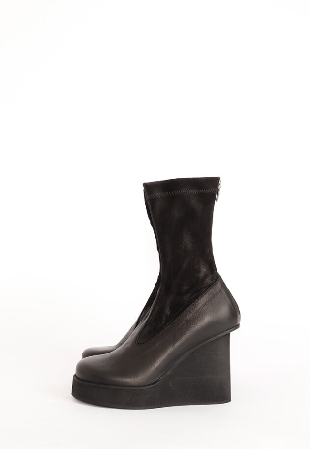 Sort Aarhus - Chunky boot in suede with zipper and high heel