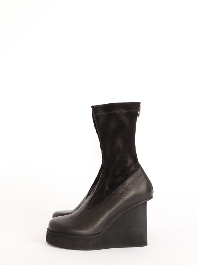 Sort Aarhus - Chunky boot in suede with zipper and high heel