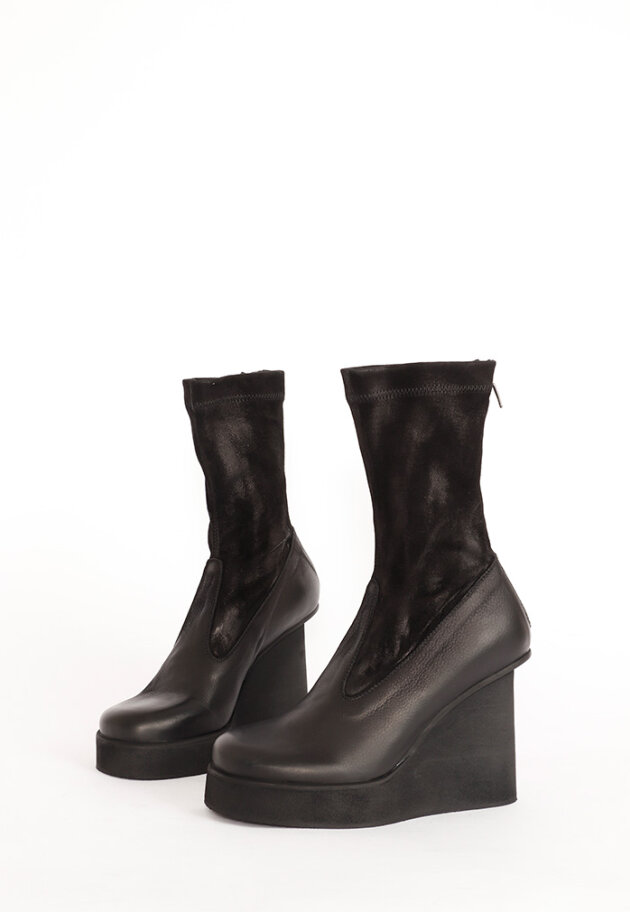 Sort Aarhus - Chunky boot in suede with zipper and high heel