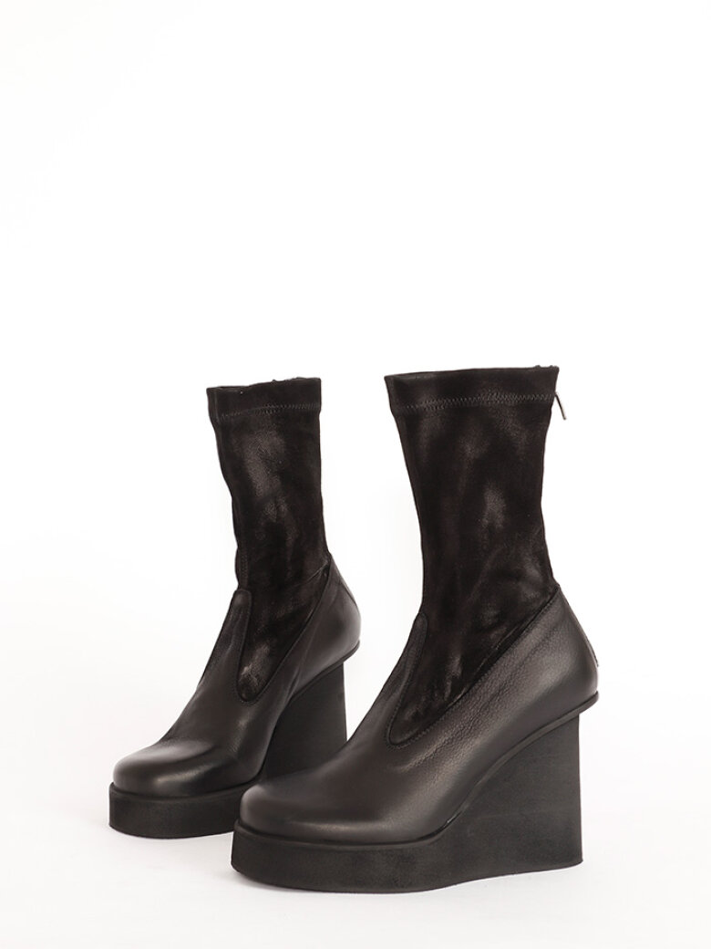 Sort Aarhus - Chunky boot in suede with zipper and high heel