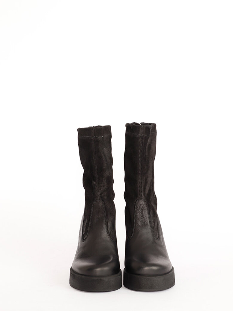 Sort Aarhus - Chunky boot in suede with zipper and high heel