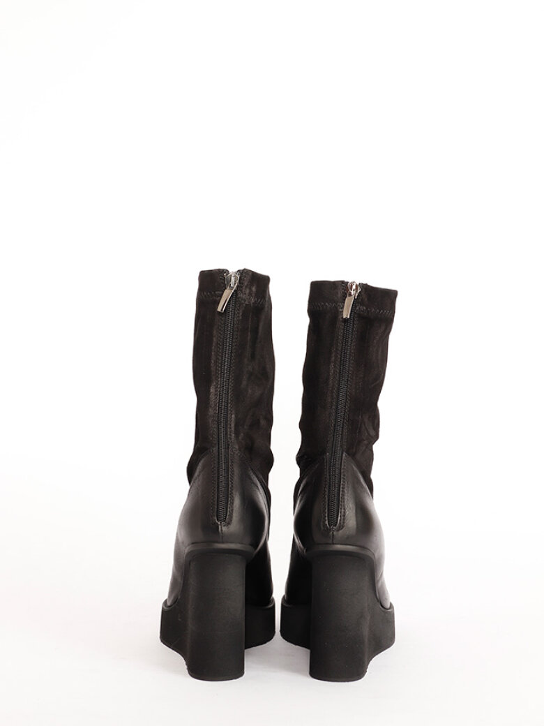 Sort Aarhus - Chunky boot in suede with zipper and high heel