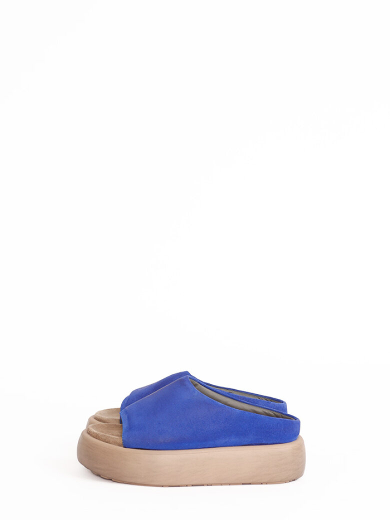 Lofina - Chunky sandal in blue suede with a footbed sole
