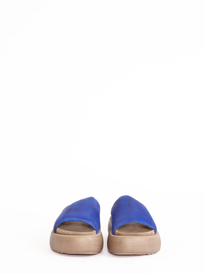 Lofina - Chunky sandal in blue suede with a footbed sole