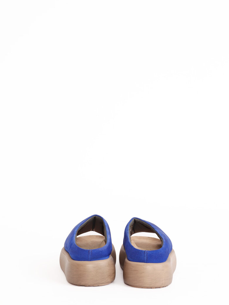 Lofina - Chunky sandal in blue suede with a footbed sole