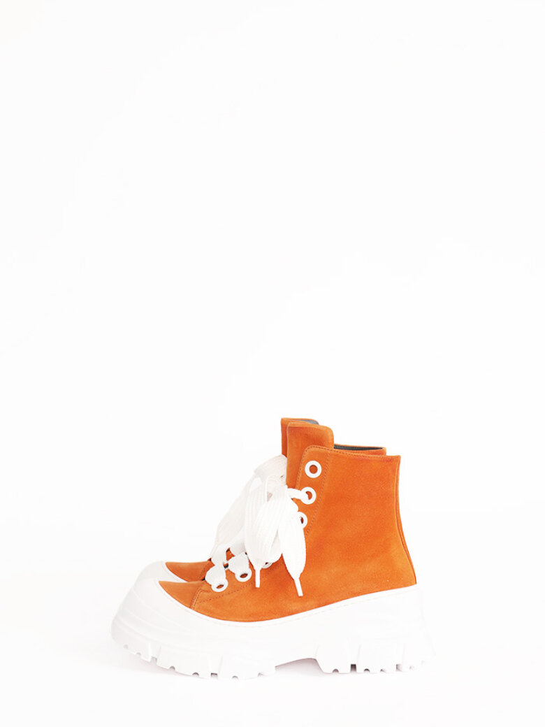 Lofina - Bootie in suede with a chunky white sole and laces