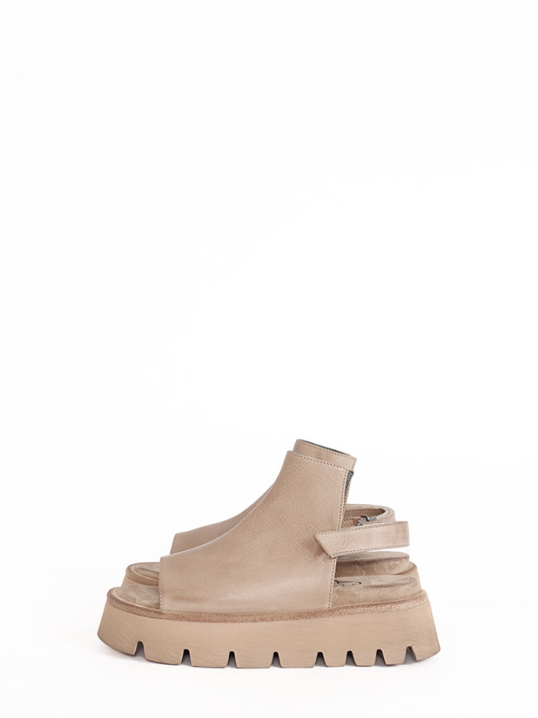 Lofina - Feminin sandal med justérbar velcro-rem