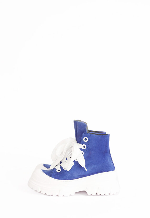 Bootie in suede with a chunky white sole and laces