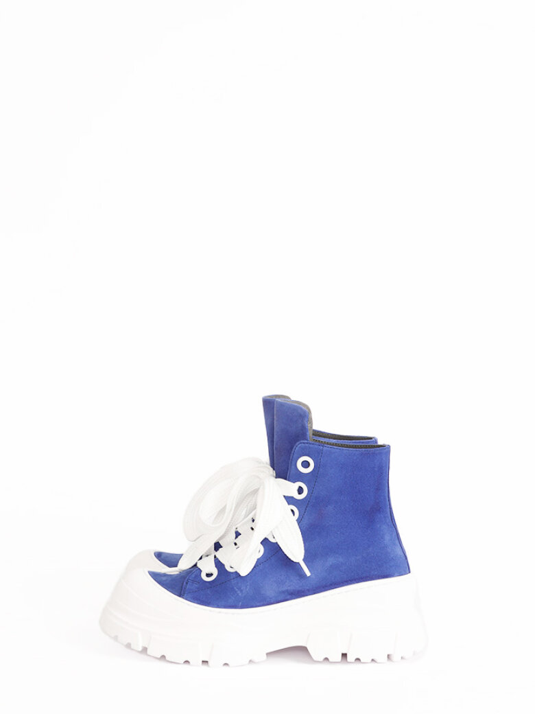 Lofina - Bootie in suede with a chunky white sole and laces