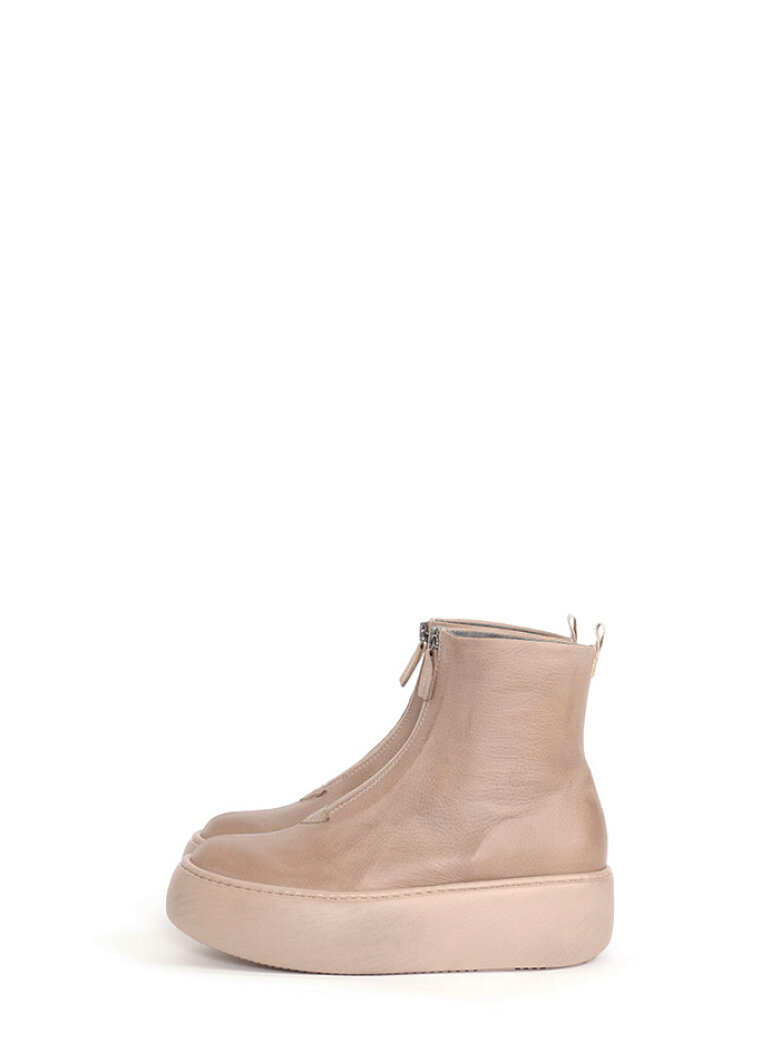 Lofina - Bootie with a front zipper and chunky sole