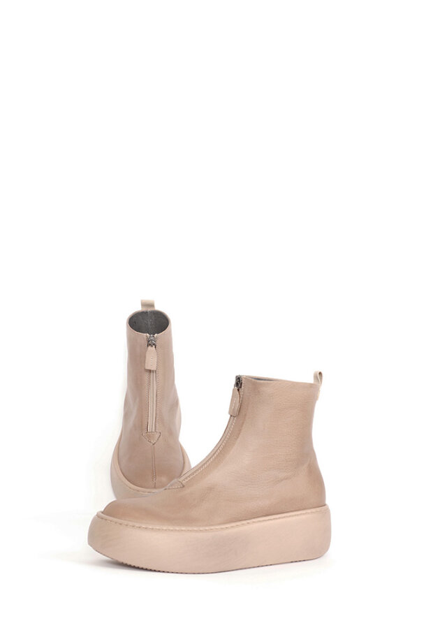 Lofina - Bootie with a front zipper and chunky sole