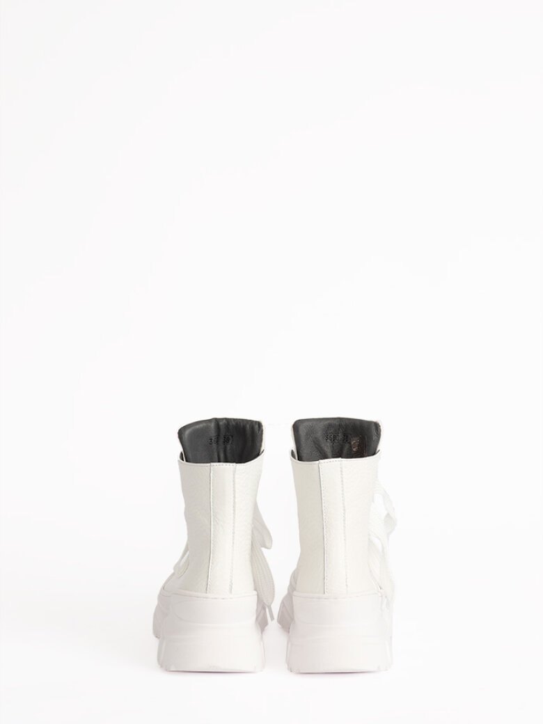 Lofina - Bootie with a chunky white sole and laces