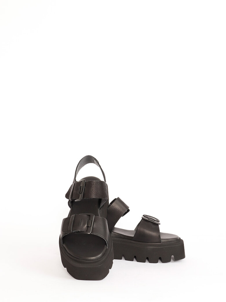 Lofina - Sandal med spænder og kantet sål