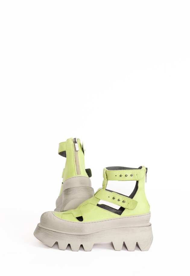 Open shoe with a rubber sole, a zipper and studs