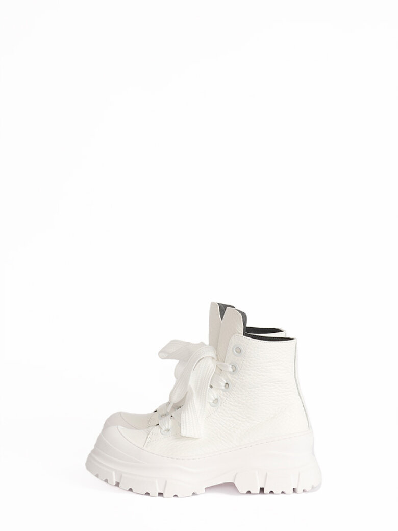 Lofina - Bootie with a chunky white sole and laces