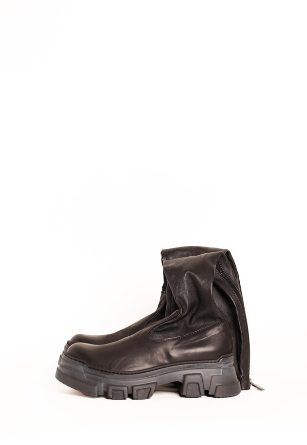 Lofina - Long boot with a chunky sole, zipper and stretch skin