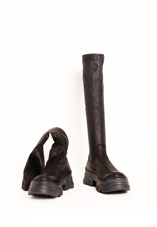 Lofina - Long boot with a chunky sole, zipper and stretch skin