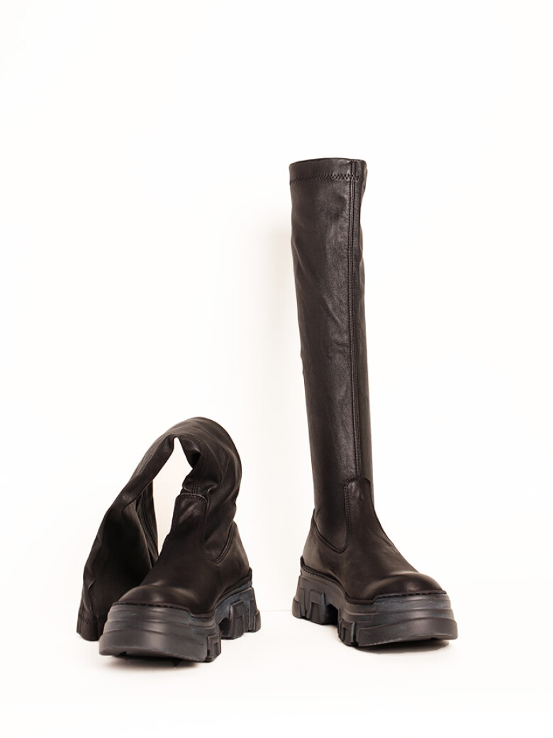 Lofina - Long boot with a chunky sole, zipper and stretch skin