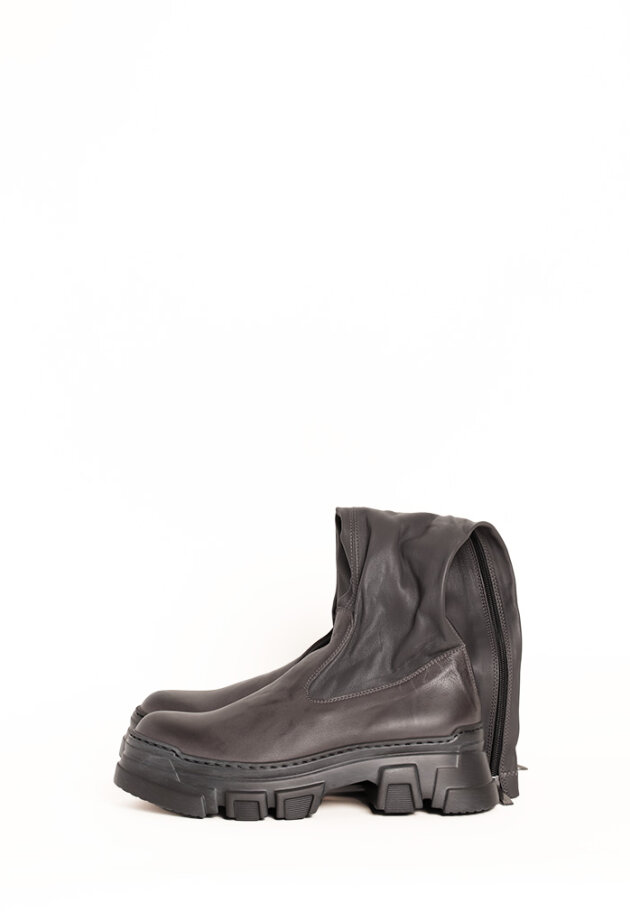Lofina - Long boot with a chunky sole, zipper and stretch skin