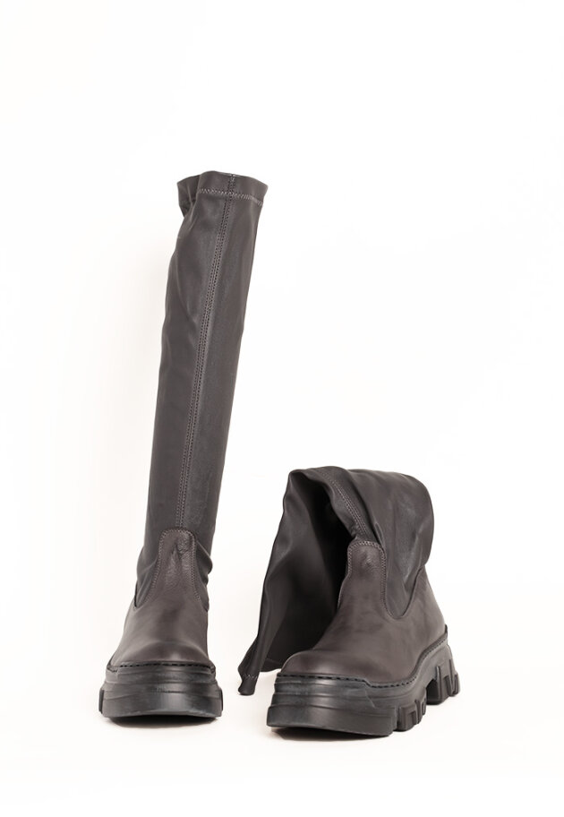 Lofina - Long boot with a chunky sole, zipper and stretch skin