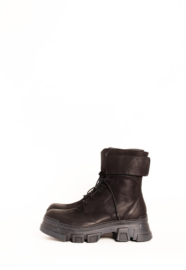 Lofina - Boot with a chunky sole, laces and a zipper