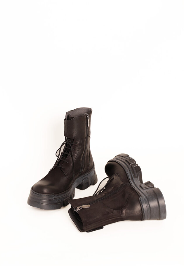 Lofina - Boot with a chunky sole, laces and a zipper