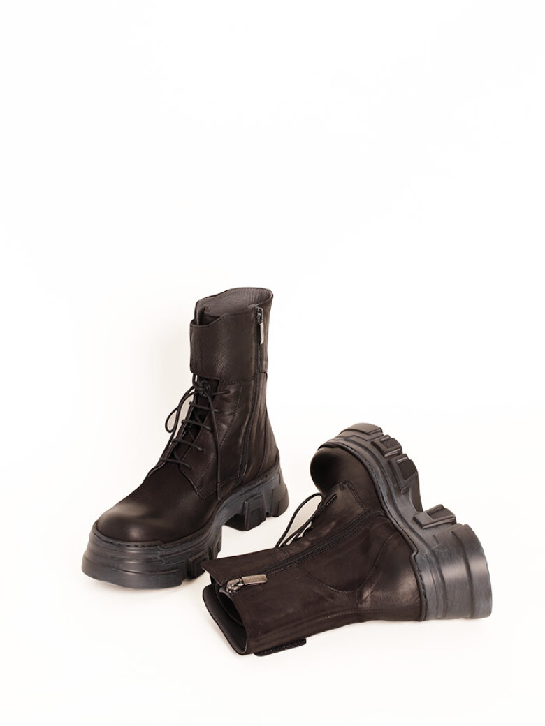 Lofina - Boot with a chunky sole, laces and a zipper