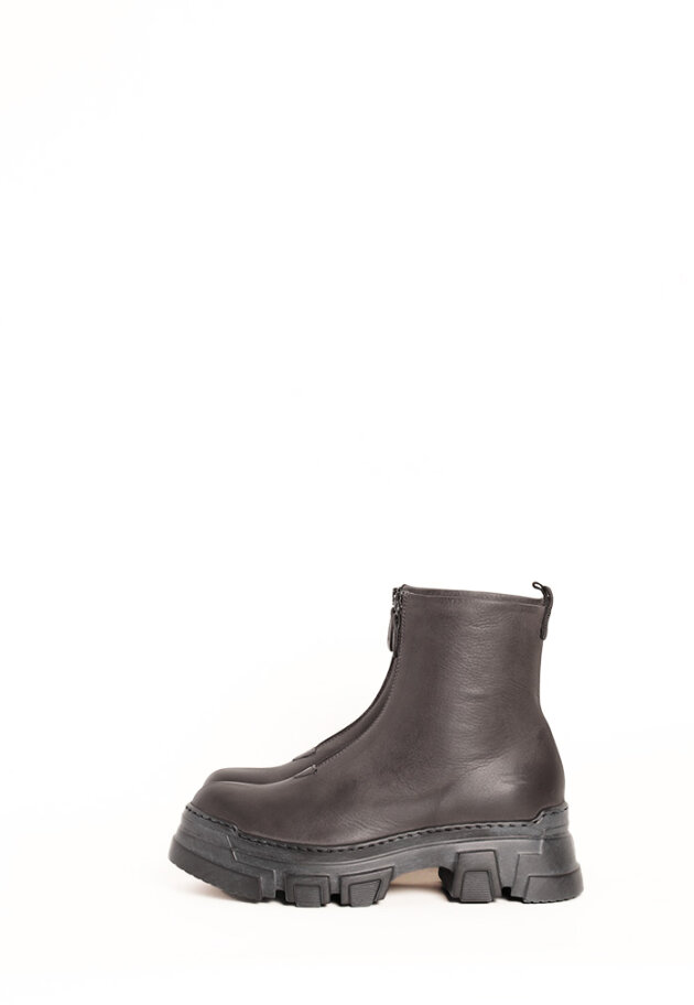 Lofina - Boot with a chunky sole and zipper