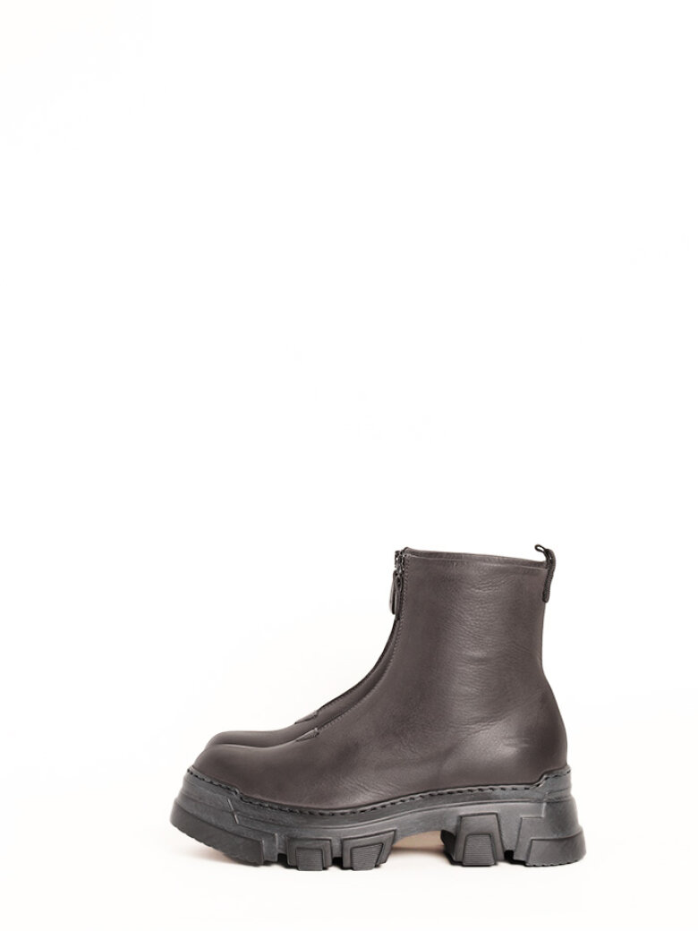 Lofina - Boot with a chunky sole and zipper