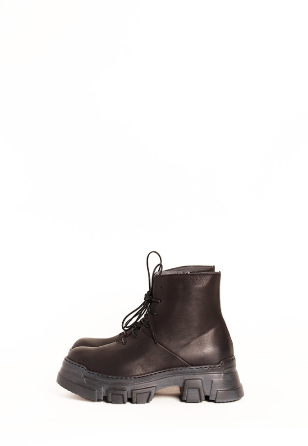 Lofina - Bootie with a chunky sole, laces and a zipper