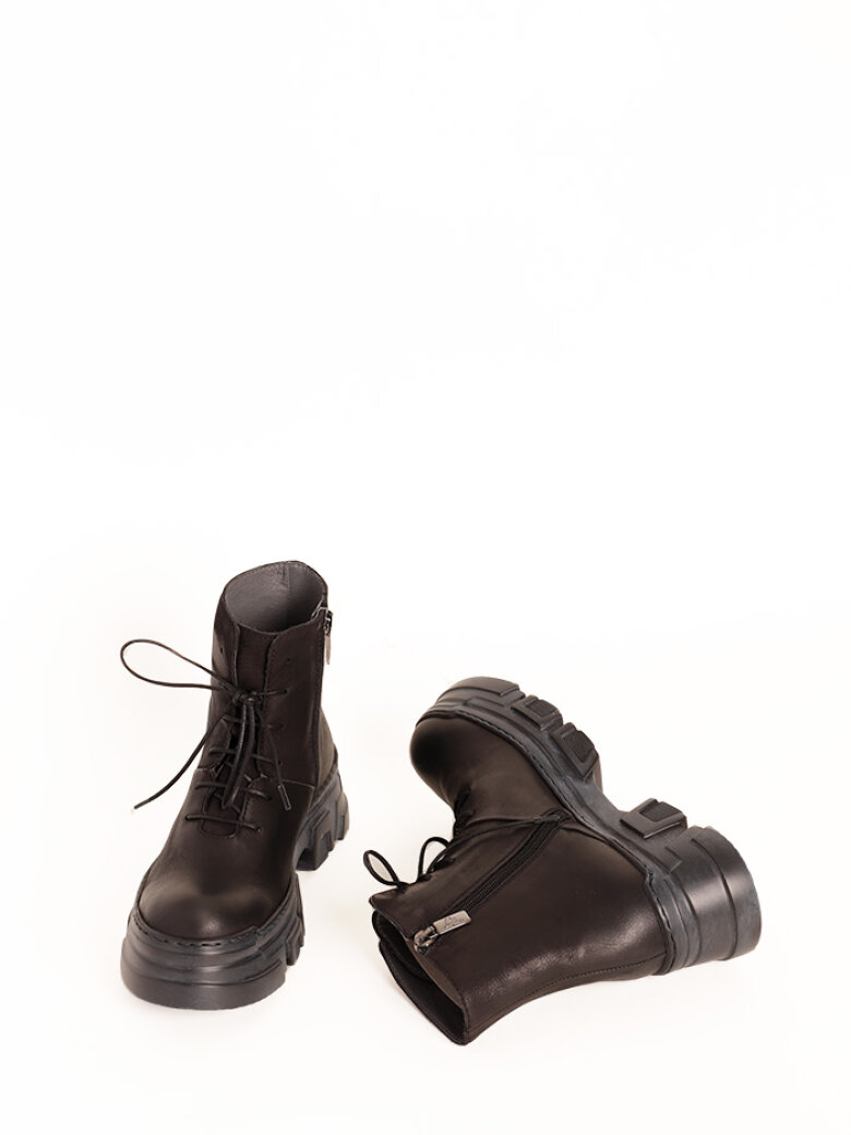 Lofina - Bootie with a chunky sole, laces and a zipper