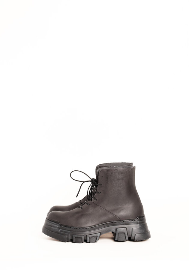 Lofina - Boot with a chunky sole, zipper and laces