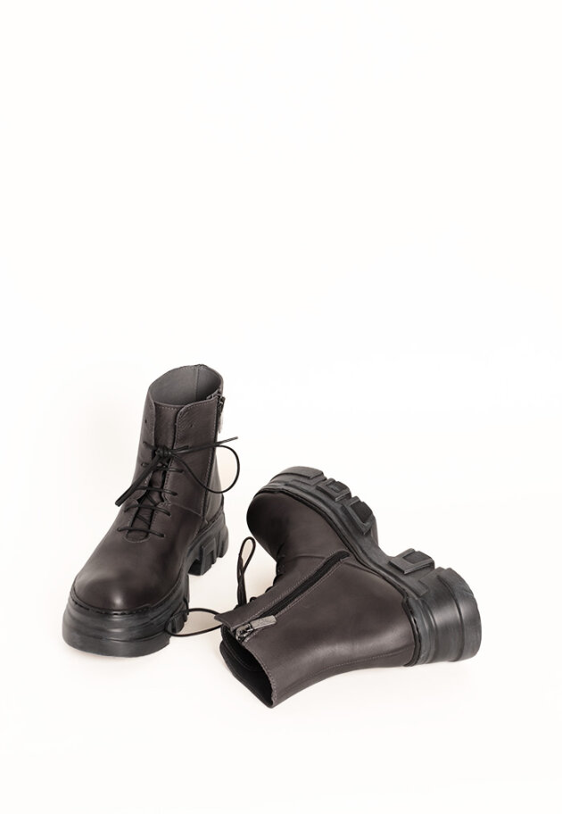 Lofina - Boot with a chunky sole, zipper and laces