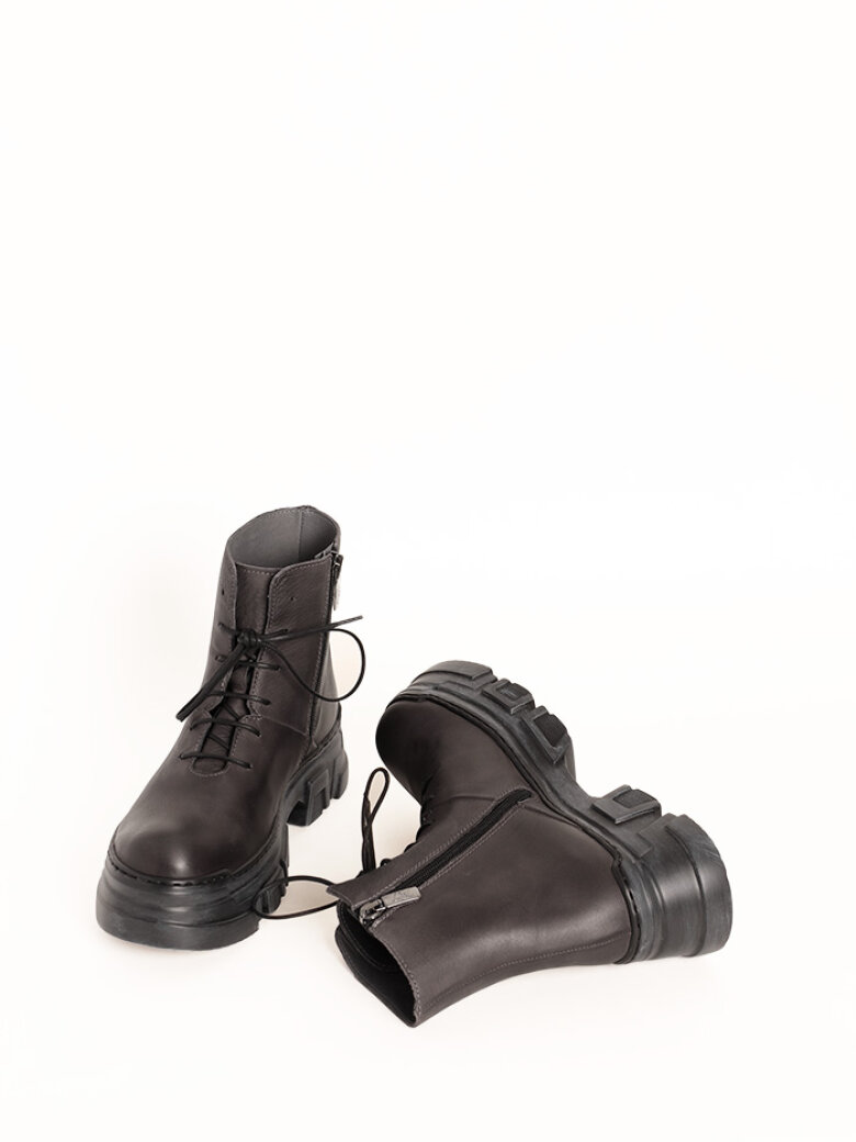 Lofina - Boot with a chunky sole, zipper and laces
