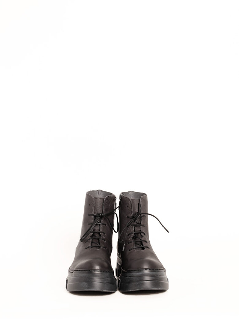 Lofina - Boot with a chunky sole, zipper and laces