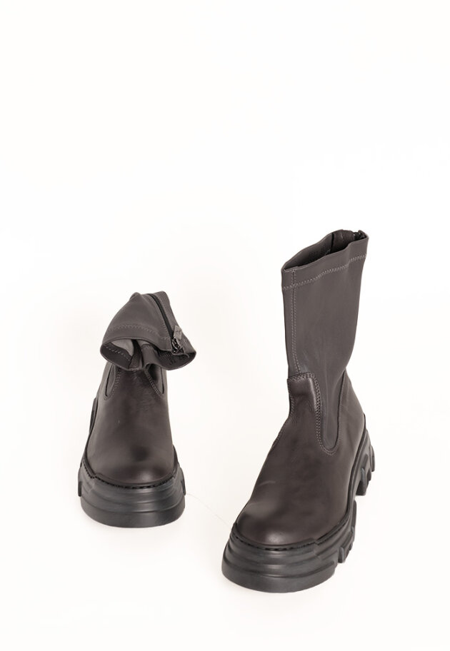 Lofina - Boot with a chunky sole, zipper and stretch skin