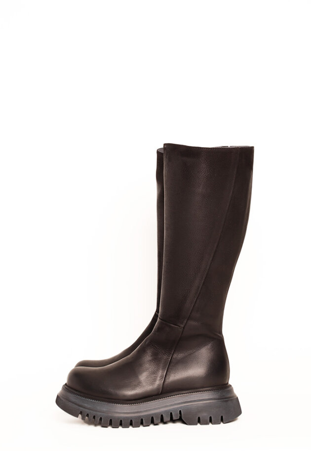 Lofina - Long boot with a chunky sole and a zipper