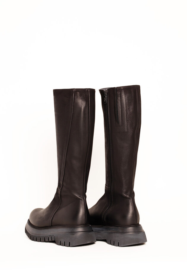 Lofina - Long boot with a chunky sole and a zipper