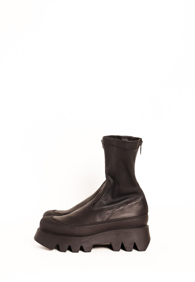 Lofina - Boot with a chunky sole, zipper and stretch skin