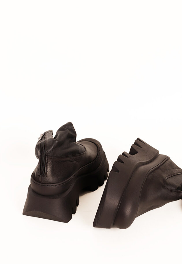 Lofina - Boot with a chunky sole, zipper and stretch skin