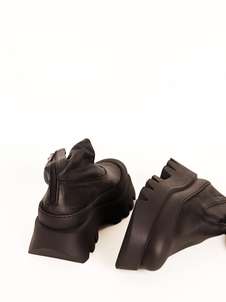 Lofina - Boot with a chunky sole, zipper and stretch skin